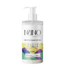 A imagem mostra um frasco de sabonete líquido, de plástico transparente e uma válvula dosadora na parte superior.  O rótulo destaca que o produto é da marca Nuno Cosméticos com desenhos abstratos coloridos em tons de roxo, azul e verde.