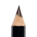 Lápis de maquiagem. Ele possui uma ponta cônica e um corpo longo e cilíndrico, com uma cor marrom escura predominante. A superfície do lápis possui uma textura áspera e granulada, sugerindo que seja feito de madeira ou outro material natural.