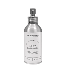A imagem mostra um frasco de 120ml de água de colônia vegana chamada "Aqua Botânica" da marca brasileira Elemento Mineral. Ele é prateado e tem design minimalista, com o rótulo contendo o nome do produto.