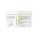 A imagem mostra uma máscara capilar que vem em um pote branco com detalhes em dourado, contendo 250g. O design da embalagem mostra elegância e sofisticação.