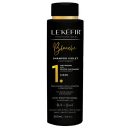 A imagem mostra a embalagem do shampoo da linha de produtos capilares Le'Kéfir. O frasco é preto, tem 300ml de conteúdo e traz a linha destacada no tom dourado e as demais informações na cor branca.