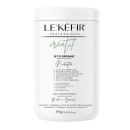 A imagem mostra um pote Redutor de Volume para cabelos da marca Le'Kéfir. A embalagem é branca, traz algumas informações escritas em preto e o nome da linha destacado em um tom verde mais claro.