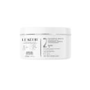 A imagem mostra a máscara capilar em um pote branco que contém 250g do produto. Na embalagem estão descritas algumas informações do produto na cor preta e tons de cinza.