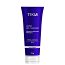 O produto tem o nome em destaque na embalagem azul escura.  A apresentação chama atenção para a cor intensa e o design moderno da embalagem desta máscara capilar da Tekmi.