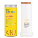 A imagem mostra o protetor solar aberto, com a tampa do lado esquerdo, cilíndrica e amarela com informações do tipo de produto, volumetria e marca. Do lado direito, o bastão do produto, todo branco com um adesivo de instruções de como trocar o refil.