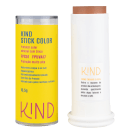 A imagem mostra o protetor solar aberto, com a tampa do lado esquerdo, cilíndrica e amarela com informações do tipo de produto, volumetria e marca. Do lado direito, o bastão do produto, todo branco com um adesivo de instruções de como trocar o refil.