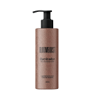 Embalagem de plástico na cor cobre rosada com a superfície texturizada. O frasco tem um aplicador bomba na parte superior em cor preta. O rótulo indica que é um "Iluminador Hidratante".