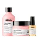 Três produtos de cuidados capilares da linha L'Oréal Professionnel Série Expert. O primeiro é um shampoo Vitamino Color em um frasco rosa. O segundo é uma máscara de tratamento Vitamino Color. O terceiro é um óleo de reparação Absolut Repair Oil.