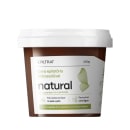 O produto apresentado é um pote de cera depilatória natural da marca Labrotrat. O pote é branco com um rótulo verde e branco que indica que se trata de uma cera depilatória hidrossolúvel e natural, sem corantes e perfumes. 300g.