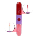 Batom duo em embalagem cilíndrica. Na parte superior um batom líquido em tom vermelho. Na parte debaixo um gloss. Tanto o batom quanto o gloss possuem aplicador típico de batons líquidos.