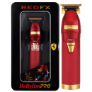 Máquina de Acabamento da marca BaBylissPRO, linha RedFX. Embalagem composta por um estojo preto com a marca em letras vermelhas iluminadas e uma imagem refletida. Dentro, um aparelho vermelho com detalhes dourados, formato alongado e texturizado.