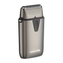 Máquina de Acabamento da marca BaBylissPRO. O produto tem um corpo retangular de metal escovado na cor cinza. Na parte superior, há a lâmina. O logotipo "BaBylissPRO" está impresso em letras brancas na parte inferior do aparelho. Design compacto.