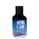 Frasco de perfume azul com letras brancas.