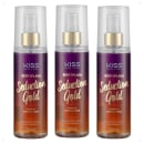 Três frascos de body splash da marca Kiss New York, com o nome "Seduction Gold". Os frascos são transparentes, com uma parte inferior roxa e uma tampa dourada. Eles contêm 200ml com fragrância de jasmim e âmbar, enriquecido com vitamina E.