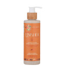 Produto para finalização e proteção dos cabelos da marca Kaki Cosmetics. Embalagem plástica transparente com bomba dosadora branca. Rótulo laranja com ilustração floral e texto em português e inglês descrevendo as funções do produto.