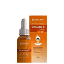 Na imagem um sérum facial com vitamina C e colágeno, enriquecido com coenzima Q10. O frasco é de cor âmbar e tem um conta-gotas na tampa. Ao lado, está a embalagem laranja, que destaca os benefícios, como hidratar e nutrir a pele sem deixá-la oleosa.