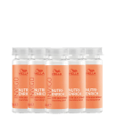 Cinco frascos pequenos com rótulo laranja. Nos frascos está impresso o logotipo "Wella Professionals" e o nome do produto "Nutri-Enrich with Silk Extract Nourishing Serum". Trata-se de ampolas para tratamento capilar.