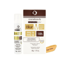 O produto mostrado na imagem é um bloqueador solar da marca Cosmobeauty, chamado Cosmoblockcolor Blur.  Possui FPS 75 e PPD 30, com propriedades de proteção contra raios UVA e UVB, além de uniformizar e resistir à água.