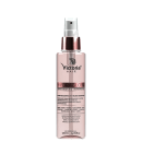 A imagem mostra um frasco spray transparente com líquido rosado e tampa transparente.