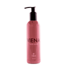Creme corporal Viena da marca Thera Cosméticos. Embalagem plástica rosa transparente com bomba dosadora preta. Rótulo com o nome "Viena Creme corporal" em letras pretas. Informações adicionais como "Thera Cosméticos" e "240 ml" na parte inferior.