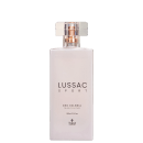 Perfume masculino Lussac Sport da marca Thera Cosméticos. Frasco retangular de vidro transparente com detalhes metálicos rosados na tampa. Rótulo com o nome do produto "Lussac Sport" em letras pretas sobre fundo branco.
