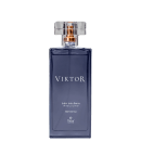 Perfume masculino Viktor da marca Thera Cosméticos. Frasco retangular de vidro azul escuro com tampa transparente e detalhes dourados. Rótulo frontal com o nome "Viktor" em letras maiúsculas brancas e informações "Deo Colônia Masculino 100ml.