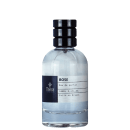 Perfume em frasco de vidro transparente com líquido azul e tampa preta texturizada. Rótulo preto e branco com o nome "Bose" e informações como "Eau de parfum".