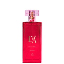 Perfume feminino em frasco retangular de vidro vermelho. A tampa é quadrada e transparente com detalhes rosa. O frasco tem 100ml. O nome do produto é "Dá" da marca Thera, escrito em letras douradas no frasco.