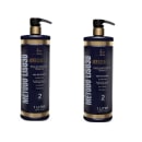 O produto apresentado é um tratamento capilar da linha Liso 3D da marca Kerastinni. Vem em um frasco plástico transparente de 1 litro com detalhes em dourado e preto. O frasco tem uma bomba dosadora preta na parte superior.