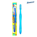 Escova de dentes da marca Sorriso, com cabo azul e cerdas brancas, apresentada em sua embalagem amarela e azul com texto informativo.