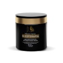 Trata-se de uma máscara capilar oleoterapia da marca Kerastinni. O produto vem em um pote preto com detalhes dourados na tampa e na faixa decorativa. A embalagem tem formato cilíndrico e contém 500g ou 17,63 oz do produto.