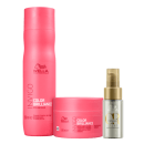 A imagem mostra um shampoo em uma embalagem cilíndrica rosa, uma máscara de tratamento em uma embalagem rosa e um óleo capilar com vidro transparente e tampa dourada.