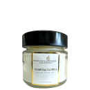 Vela natural em frasco de vidro transparente com tampa preta. O rótulo na frente indica que é um produto "Magnolia Pacifica Super Premium" da linha Perfuma & Decora.