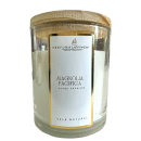 Vela natural em frasco de vidro transparente com tampa dourada. A embalagem tem um rótulo branco com o nome "Magnolia Pacifica Super Premium" em letras pretas e o logotipo "Perfuma & Decora" em dourado.