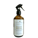 Home spray em frasco de vidro âmbar com pulverizador preto. Rótulo branco com o nome "Perfuma & Decora" e "Linha Aroma Terapia Hortelã Pimenta". Descrição indicando que estimula o sistema nervoso, auxilia energia, ânimo e disposição. Capacidade de 250 ml.
