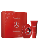 Caixa retangular vermelha com logotipo Mercedes-Benz. Frasco de perfume vermelho arredondado com tampa cromada e logotipo Mercedes-Benz. Loção corporal vermelha em tubo com logotipo Mercedes-Benz.