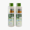 São dois frascos de plástico brancos com tampas verdes. Um frasco é de condicionador e o outro de shampoo sem sal. Ambos têm rótulos com detalhes em tons de verde, azul, amarelo e laranja em um padrão floral abstrato.