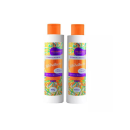 São dois frascos de produtos para cabelos da Alpha Line. Um é um shampoo sem sal e o outro é um condicionador. Os frascos são cilíndricos, brancos e com tampas laranja. As embalagens apresentam um design colorido com padrões abstratos em tons vibrantes