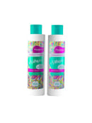 A imagem mostra dois frascos de produtos para cabelos da linha Alpha Line. São um shampoo e um condicionador. Os frascos são brancos e com tampas verdes  As embalagens apresentam um design colorido com padrões em tons de verde, rosa, amarelo e roxo.