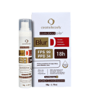 O produto apresentado é um item da linha Cosmoblock color da marca Cosmobeauty. Trata-se de um produto de cuidados com a pele chamado "Blur", que possui proteção solar FPS 99 e PPD 34.