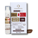 O produto exibido é um bloco de maquiagem da marca Cosmobeauty, chamado Cosmoblockcolor Blur. A embalagem é uma caixa branca com detalhes em dourado e vermelho, contendo informações sobre o produto, como FPS 99, PPD 34 e duração de 18 horas.