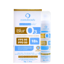Bloqueador solar da marca Cosmobeauty, chamado Cosmoblock Color Blur 03. A embalagem contém informações sobre o produto, como FPS 95 e PPD 50, além de mencionar que o produto protege o colágeno e tem efeito mate.
