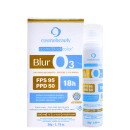 O produto apresentado é um protetor solar da marca Cosmobeauty, chamado Cosmoblock Color Blur 03. A embalagem contém informações sobre o produto, como FPS 95, PPD 50 e duração de 18 horas.