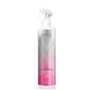 A imagem mostra um frasco spray branco, com rótulo rosa e cinza.