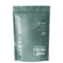 A imagem mostra a embalagem do suplemento alimentar em pó de colágeno vegetal, sabor cacau. O produto vem em uma embalagem com zíp, na cor verde escuro e com informações da marca, nome do produto, sabor e volumetria escrito em branco.