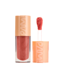 A imagem mostra o gloss labial da marca Pam! By Pamella. Seu tubo é transparente e permite ver sua cor marrom vibrante. Ao lado tem seu aplicador na mesma tonalidade. Ambos ostentam o logotipo PAM estampado na tampa laranja.
