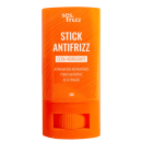 O produto apresentado é um Stick Antifrizz da marca Sos Frizz. Trata-se de um produto de cuidados com os cabelos, com embalagem cilíndrica em bastão de cor laranja.