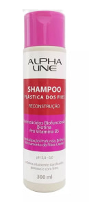 Shampoo plástica dos fios da linha Alpha Line. Embalagem cilíndrica de plástico com tampa rosa. Rótulo branco com o nome do produto "SHAMPOO PLÁSTICA DOS FIOS" em letras maiúsculas pretas, detalhes em rosa e vermelho.