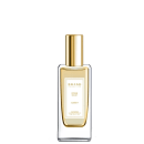 A imagem mostra o frasco de perfume Dream N. 007 I Love It. O frasco é transparente e contém um líquido dourado. O frasco tem uma tampa dourada no topo. Na frente do frasco, há um rótulo branco e informações sobre o perfume em letras douradas.
