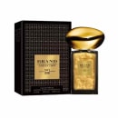 A imagem mostra o frasco do perfume Brand Collection N. 330. O produto é apresentado com um frasco dourado de formato arredondado e uma caixa preta sofisticada com detalhes geométricos.